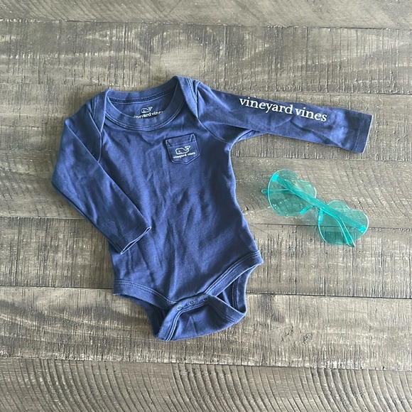 Vineyard Vines Longsleeve Navy Whale Logo Onesie - Picture 2 of 6